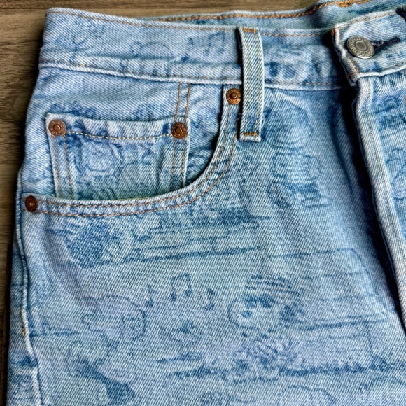 Levi’s x Peanuts Snoopy Print High-Rise Cutoff Denim Shorts Size W26 - Picture 3 of 16